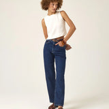 Calça Jeans Reta Araçá Azul Escuro Eco Denim™. Compre online moda sustentável e atemporal na Minimadeia, marca slow fashion de roupas femininas sustentáveis. Foto produto ABR25 02