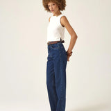 Calça Jeans Reta Araçá Azul Escuro Eco Denim™. Compre online moda sustentável e atemporal na Minimadeia, marca slow fashion de roupas femininas sustentáveis. Foto produto ABR25 03