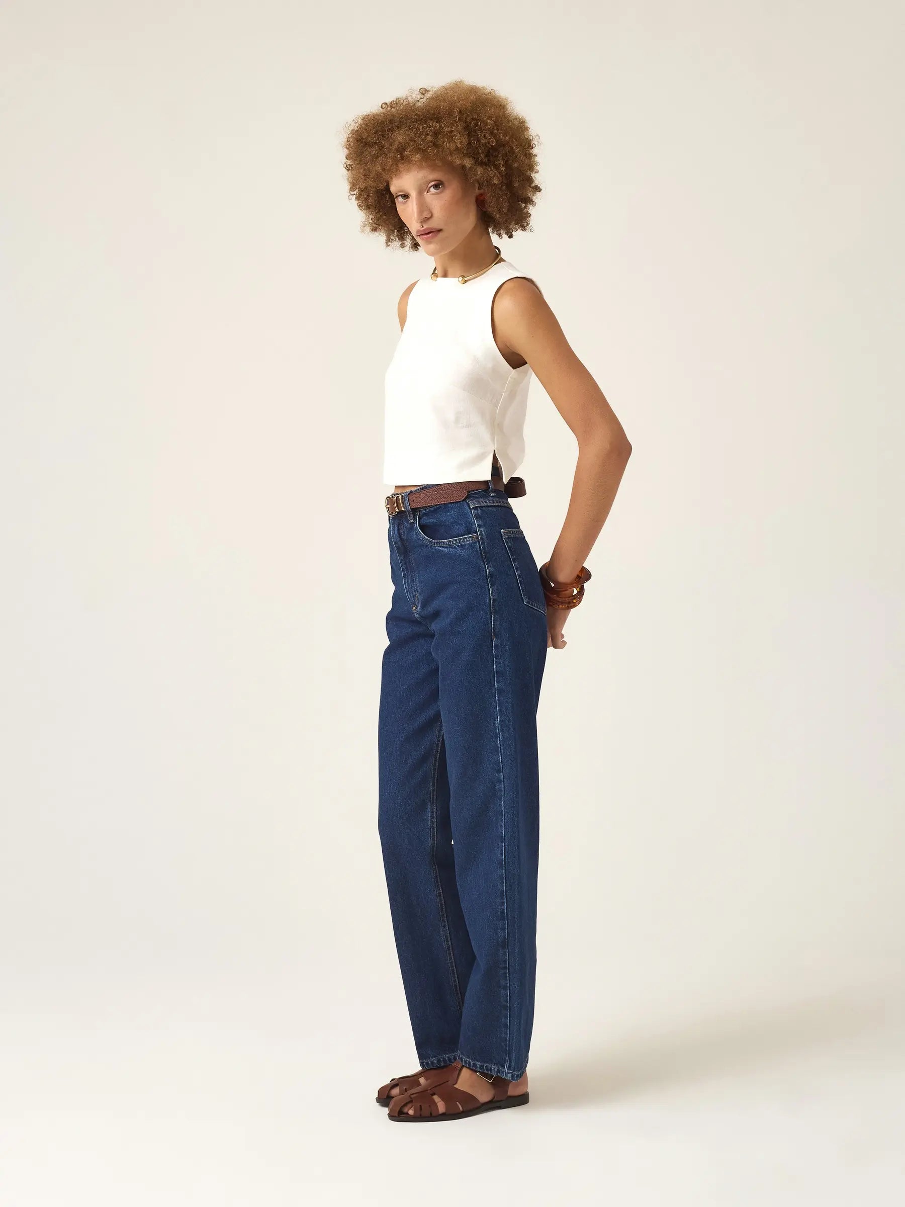 Calça Jeans Reta Araçá Azul Escuro Eco Denim™. Compre online moda sustentável e atemporal na Minimadeia, marca slow fashion de roupas femininas sustentáveis. Foto produto ABR25 03