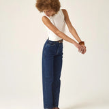 Calça Jeans Reta Araçá Azul Escuro Eco Denim™. Compre online moda sustentável e atemporal na Minimadeia, marca slow fashion de roupas femininas sustentáveis. Foto produto ABR25 04