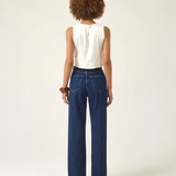 Calça Jeans Reta Araçá Azul Escuro Eco Denim™. Compre online moda sustentável e atemporal na Minimadeia, marca slow fashion de roupas femininas sustentáveis. Foto produto ABR25 05