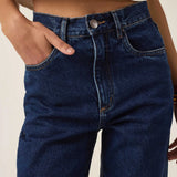 Calça Jeans Reta Araçá Azul Escuro Eco Denim™. Compre online moda sustentável e atemporal na Minimadeia, marca slow fashion de roupas femininas sustentáveis. Foto produto ABR25 07