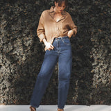 Calça Jeans Reta Araçá Azul Escuro Eco Denim™. Compre online moda sustentável e atemporal na Minimadeia, marca slow fashion de roupas femininas sustentáveis. Foto produto MAI25 02