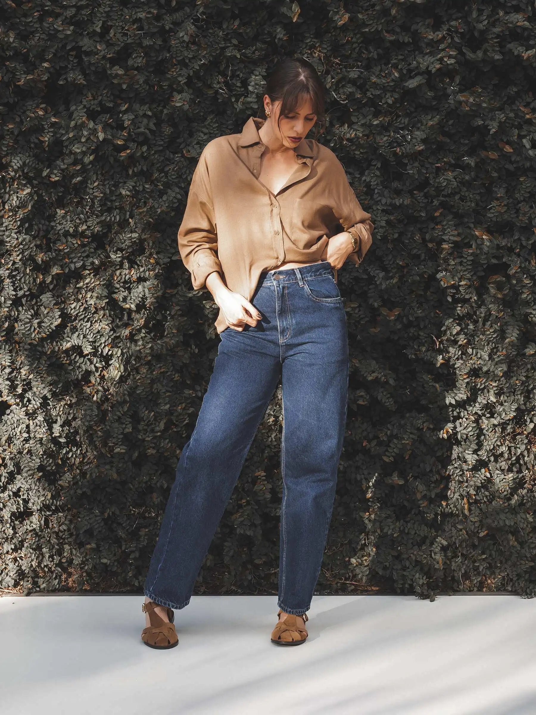 Calça Jeans Reta Araçá Azul Escuro Eco Denim™. Compre online moda sustentável e atemporal na Minimadeia, marca slow fashion de roupas femininas sustentáveis. Foto produto MAI25 02