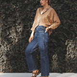 Calça Jeans Reta Araçá Azul Escuro Eco Denim™. Compre online moda sustentável e atemporal na Minimadeia, marca slow fashion de roupas femininas sustentáveis. Foto produto MAI25 03