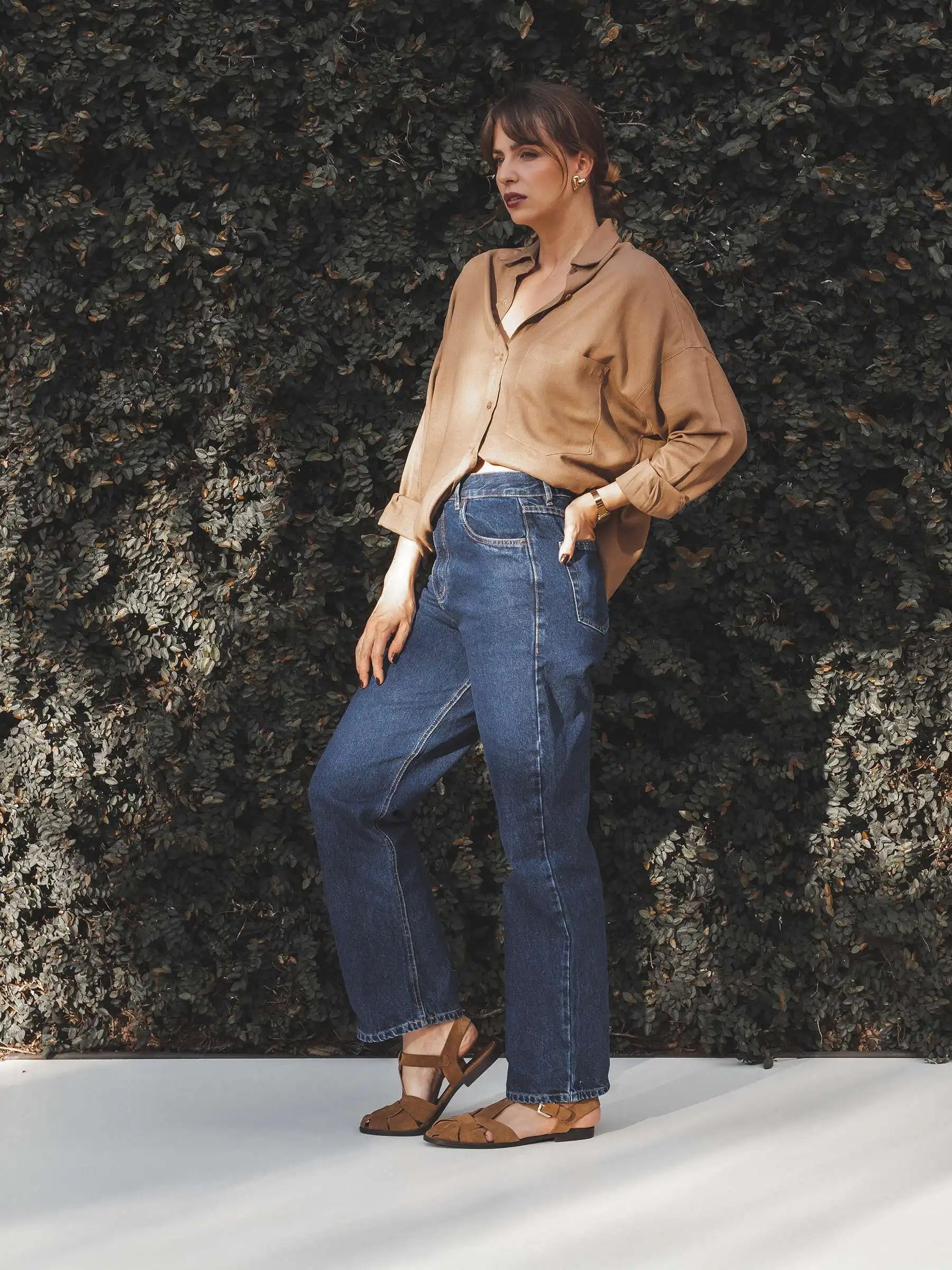 Calça Jeans Reta Araçá Azul Escuro Eco Denim™. Compre online moda sustentável e atemporal na Minimadeia, marca slow fashion de roupas femininas sustentáveis. Foto produto MAI25 03