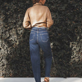 Calça Jeans Reta Araçá Azul Escuro Eco Denim™. Compre online moda sustentável e atemporal na Minimadeia, marca slow fashion de roupas femininas sustentáveis. Foto produto MAI25 04