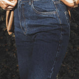 Calça Jeans Reta Araçá Azul Escuro Eco Denim™. Compre online moda sustentável e atemporal na Minimadeia, marca slow fashion de roupas femininas sustentáveis. Foto produto MAI25 07