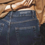 Calça Jeans Reta Araçá Azul Escuro Eco Denim™. Compre online moda sustentável e atemporal na Minimadeia, marca slow fashion de roupas femininas sustentáveis. Foto produto MAI25 08