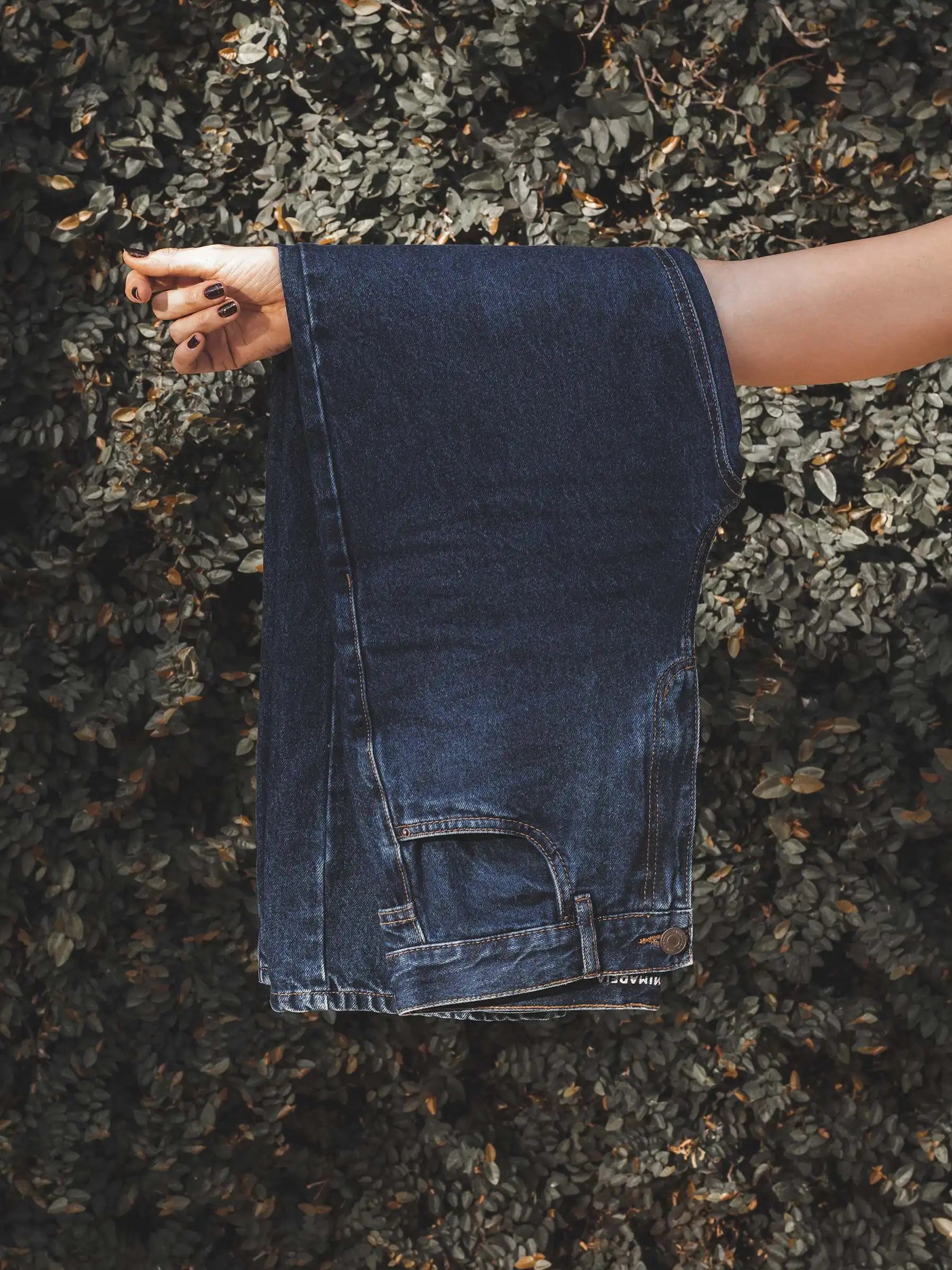 Calça Jeans Reta Araçá Azul Escuro Eco Denim™. Compre online moda sustentável e atemporal na Minimadeia, marca slow fashion de roupas femininas sustentáveis. Foto produto MAI25 16