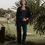 Calça Jeans Reta Araçá Azul Escuro Eco Denim™. Compre online moda sustentável e atemporal na Minimadeia, marca slow fashion de roupas femininas sustentáveis. Foto produto SET26 01