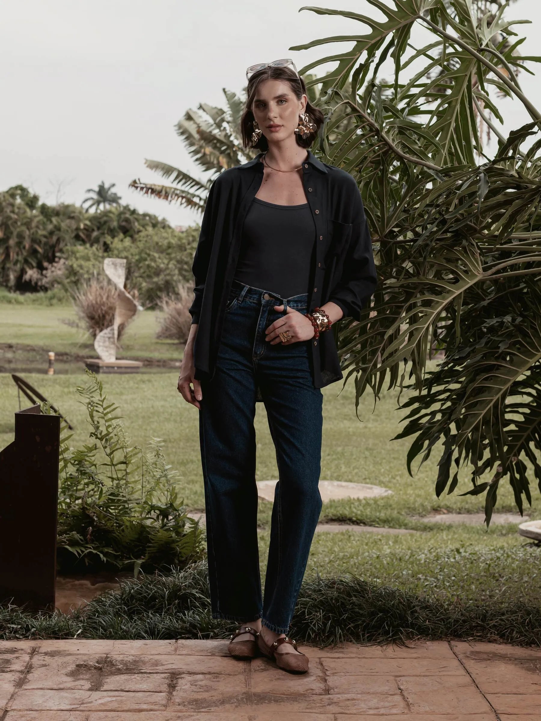 Calça Jeans Reta Araçá Azul Escuro Eco Denim™. Compre online moda sustentável e atemporal na Minimadeia, marca slow fashion de roupas femininas sustentáveis. Foto produto SET26 01