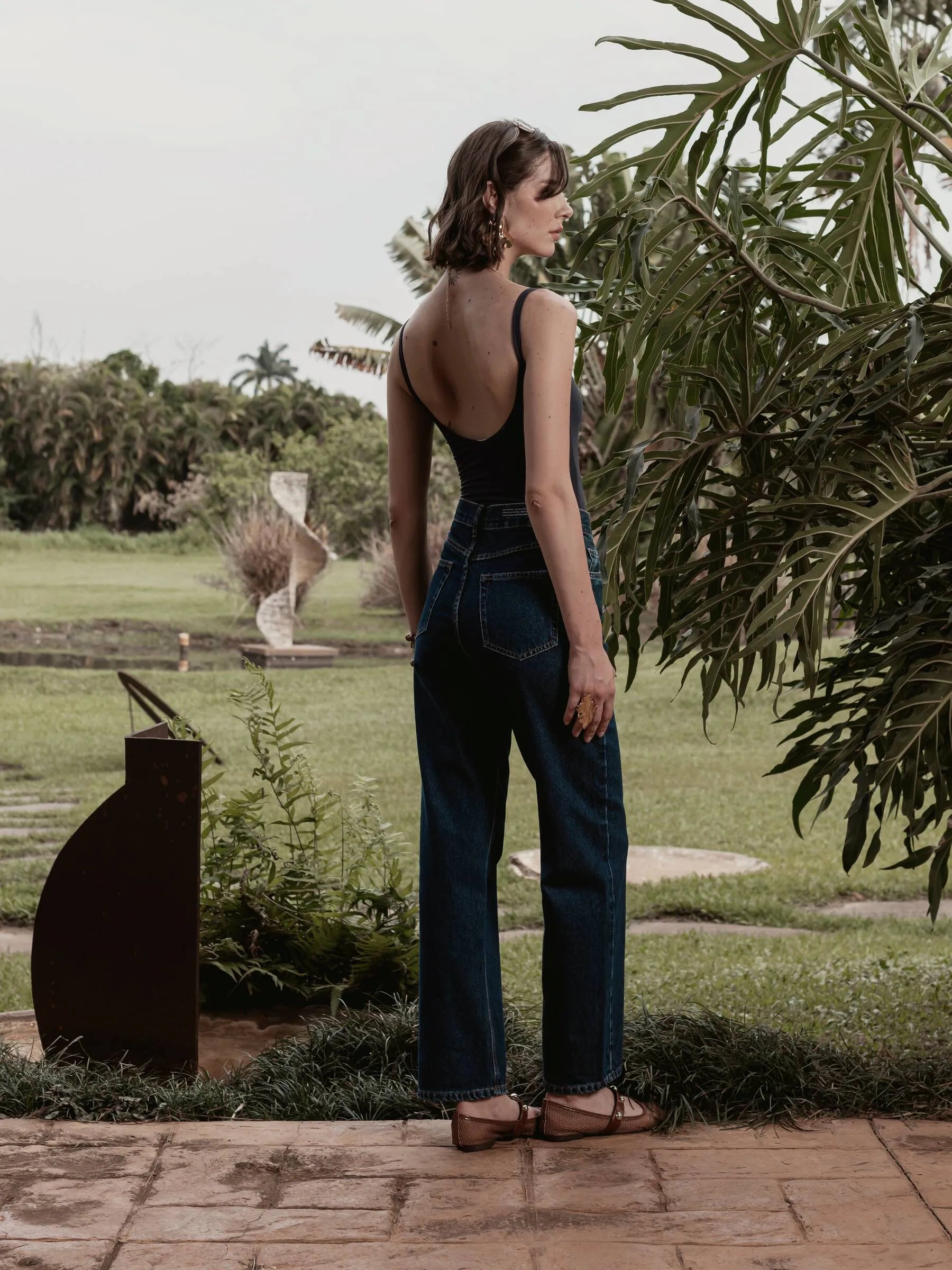 Calça Jeans Reta Araçá Azul Escuro Eco Denim™. Compre online moda sustentável e atemporal na Minimadeia, marca slow fashion de roupas femininas sustentáveis. Foto produto SET26 05