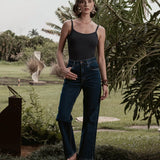 Calça Jeans Reta Araçá Azul Escuro Eco Denim™. Compre online moda sustentável e atemporal na Minimadeia, marca slow fashion de roupas femininas sustentáveis. Foto produto SET26 06