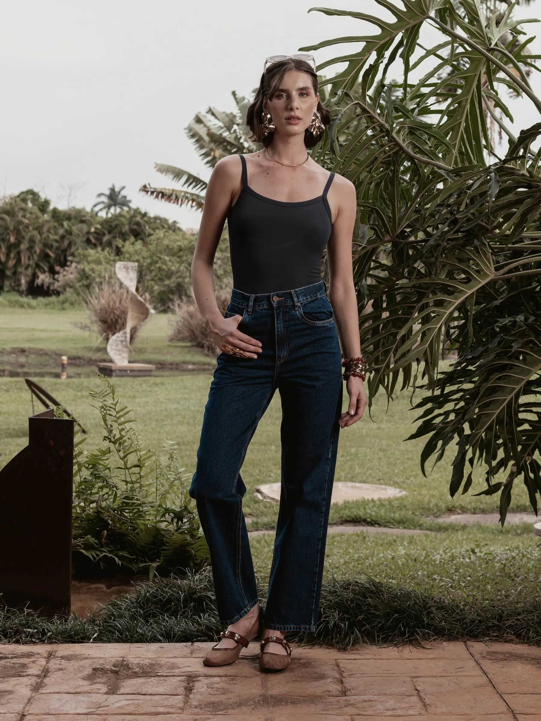 Calça Jeans Reta Araçá Azul Escuro Eco Denim™. Compre online moda sustentável e atemporal na Minimadeia, marca slow fashion de roupas femininas sustentáveis. Foto produto SET26 06