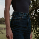 Calça Jeans Reta Araçá Azul Escuro Eco Denim™. Compre online moda sustentável e atemporal na Minimadeia, marca slow fashion de roupas femininas sustentáveis. Foto produto SET26 09