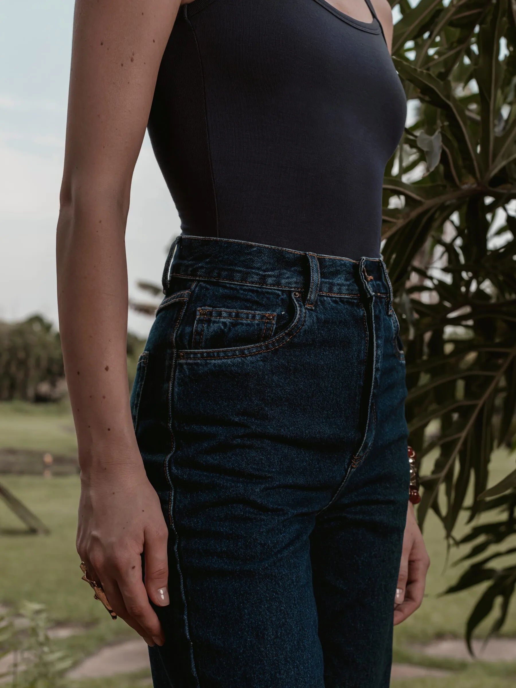 Calça Jeans Reta Araçá Azul Escuro Eco Denim™. Compre online moda sustentável e atemporal na Minimadeia, marca slow fashion de roupas femininas sustentáveis. Foto produto SET26 09