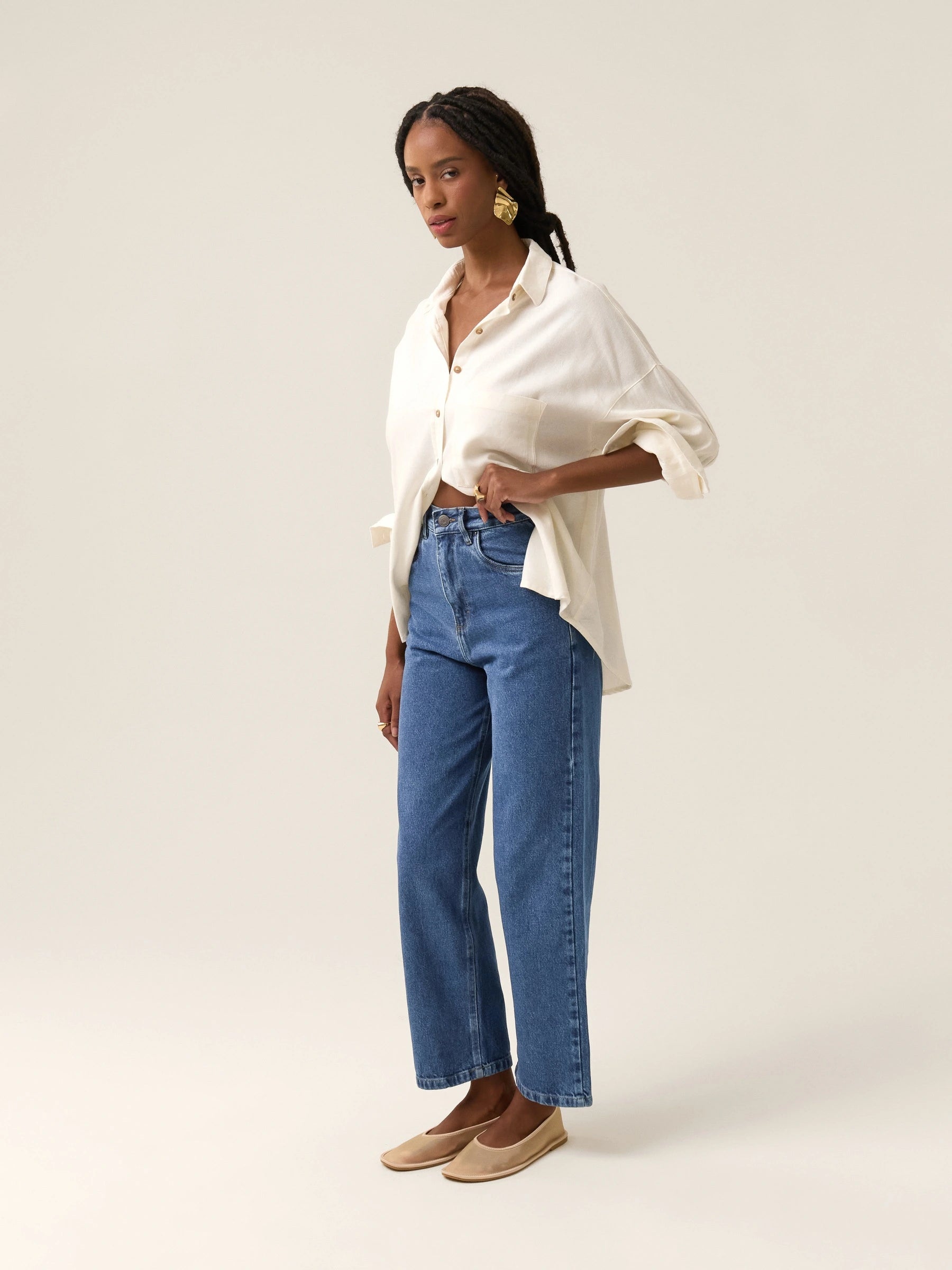 Calça Jeans Reta Araçá Azul Médio Eco Denim™. Compre online moda sustentável e atemporal na Minimadeia. Roupas femininas estilosas, básicas e sustentáveis. Foto produto 13