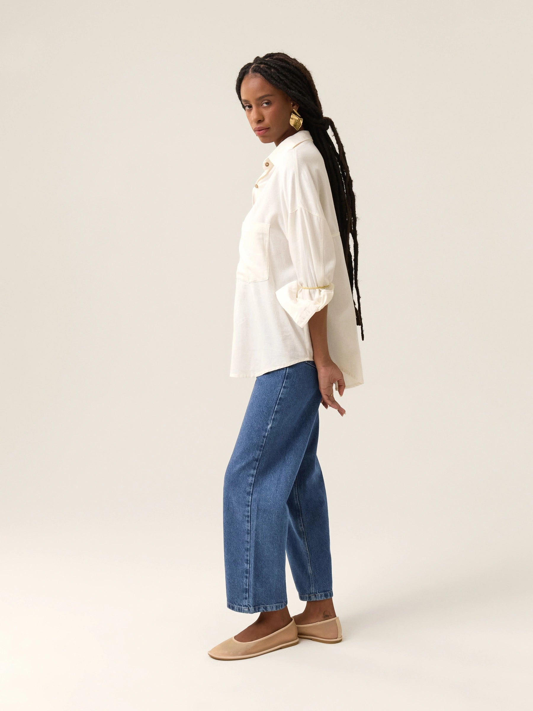 Calça Jeans Reta Araçá Azul Médio Eco Denim™. Compre online moda sustentável e atemporal na Minimadeia. Roupas femininas estilosas, básicas e sustentáveis. Foto produto 14