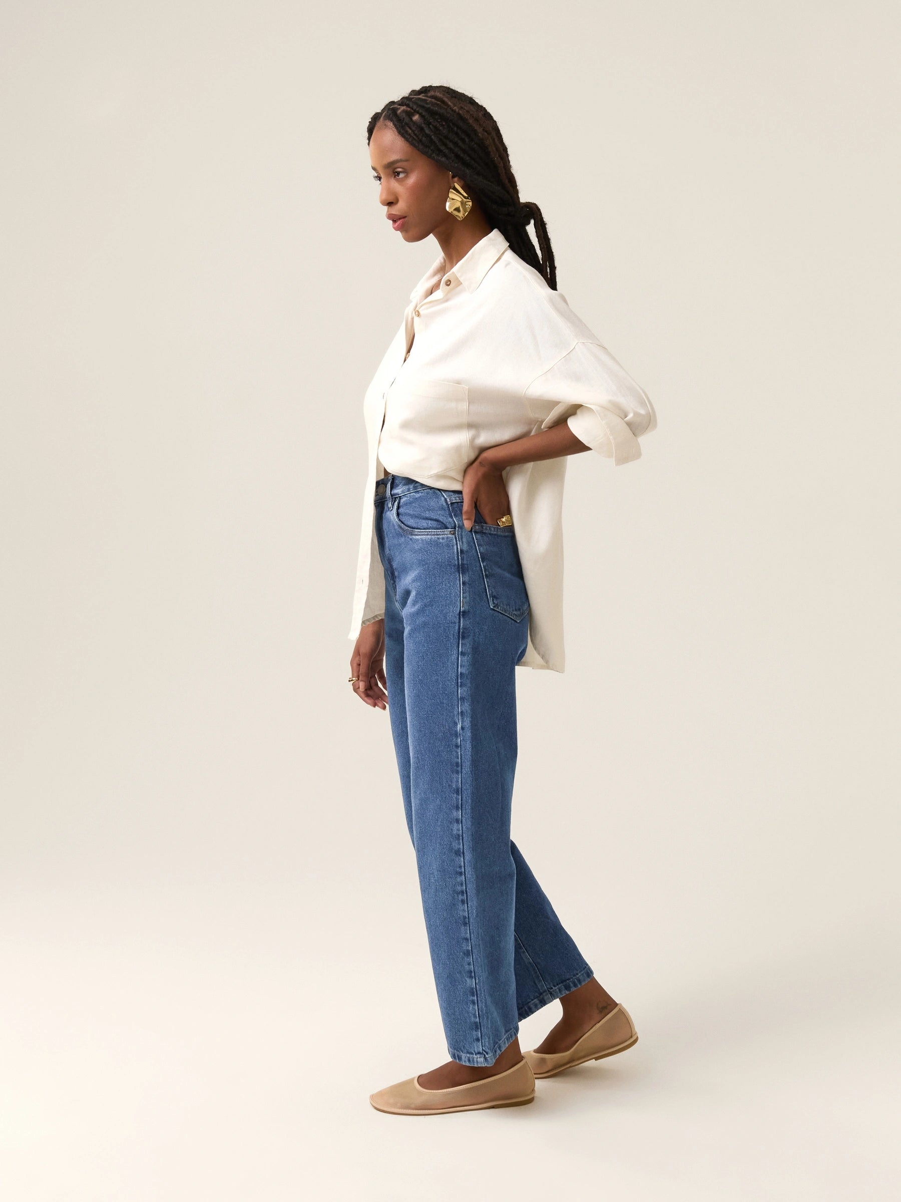 Calça Jeans Reta Araçá Azul Médio Eco Denim™. Compre online moda sustentável e atemporal na Minimadeia. Roupas femininas estilosas, básicas e sustentáveis. Foto produto 16