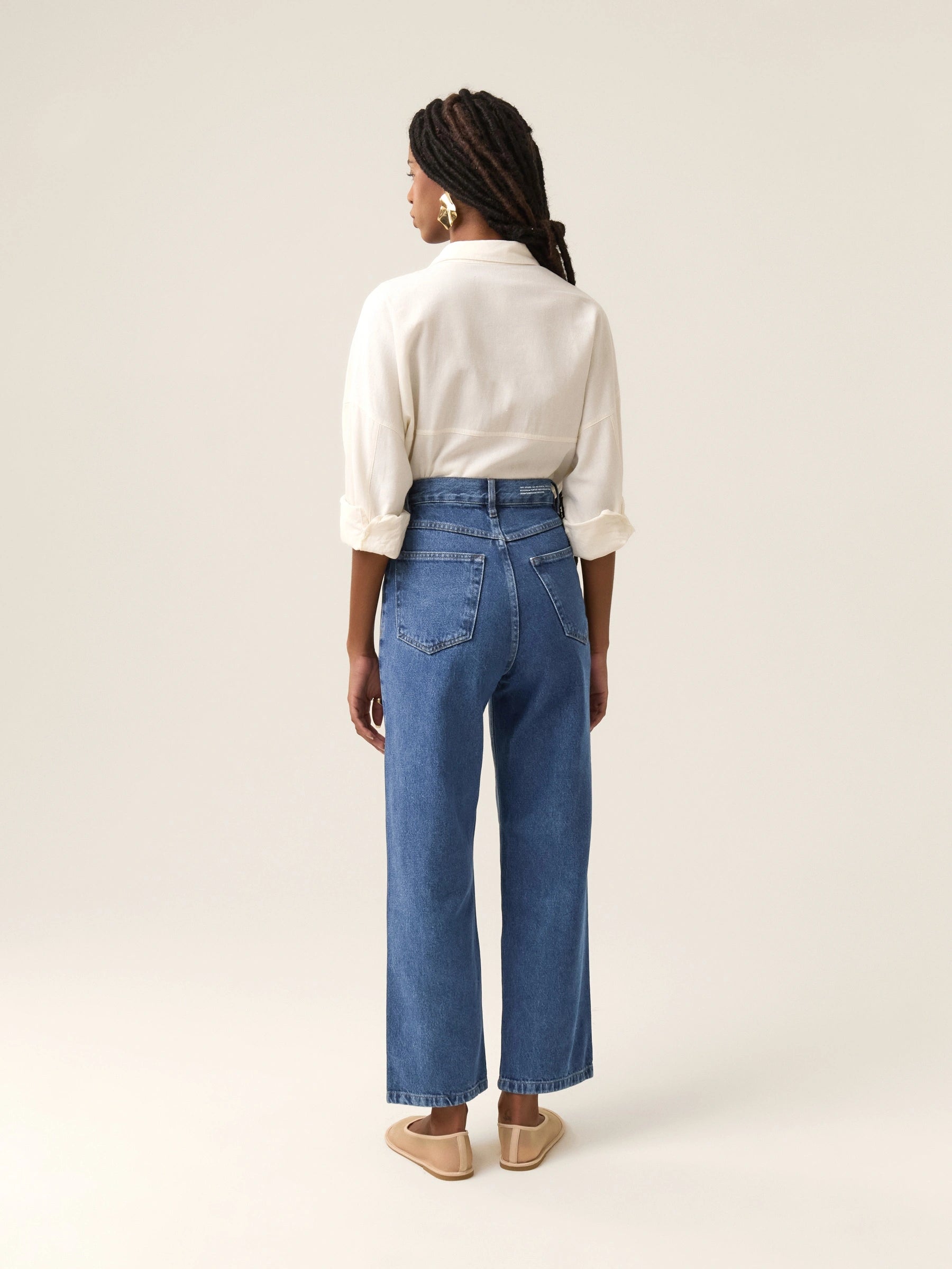 Calça Jeans Reta Araçá Azul Médio Eco Denim™. Compre online moda sustentável e atemporal na Minimadeia. Roupas femininas estilosas, básicas e sustentáveis. Foto produto 17