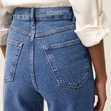 Calça Jeans Reta Araçá Azul Médio Eco Denim™. Compre online moda sustentável e atemporal na Minimadeia. Roupas femininas estilosas, básicas e sustentáveis. Foto produto 18