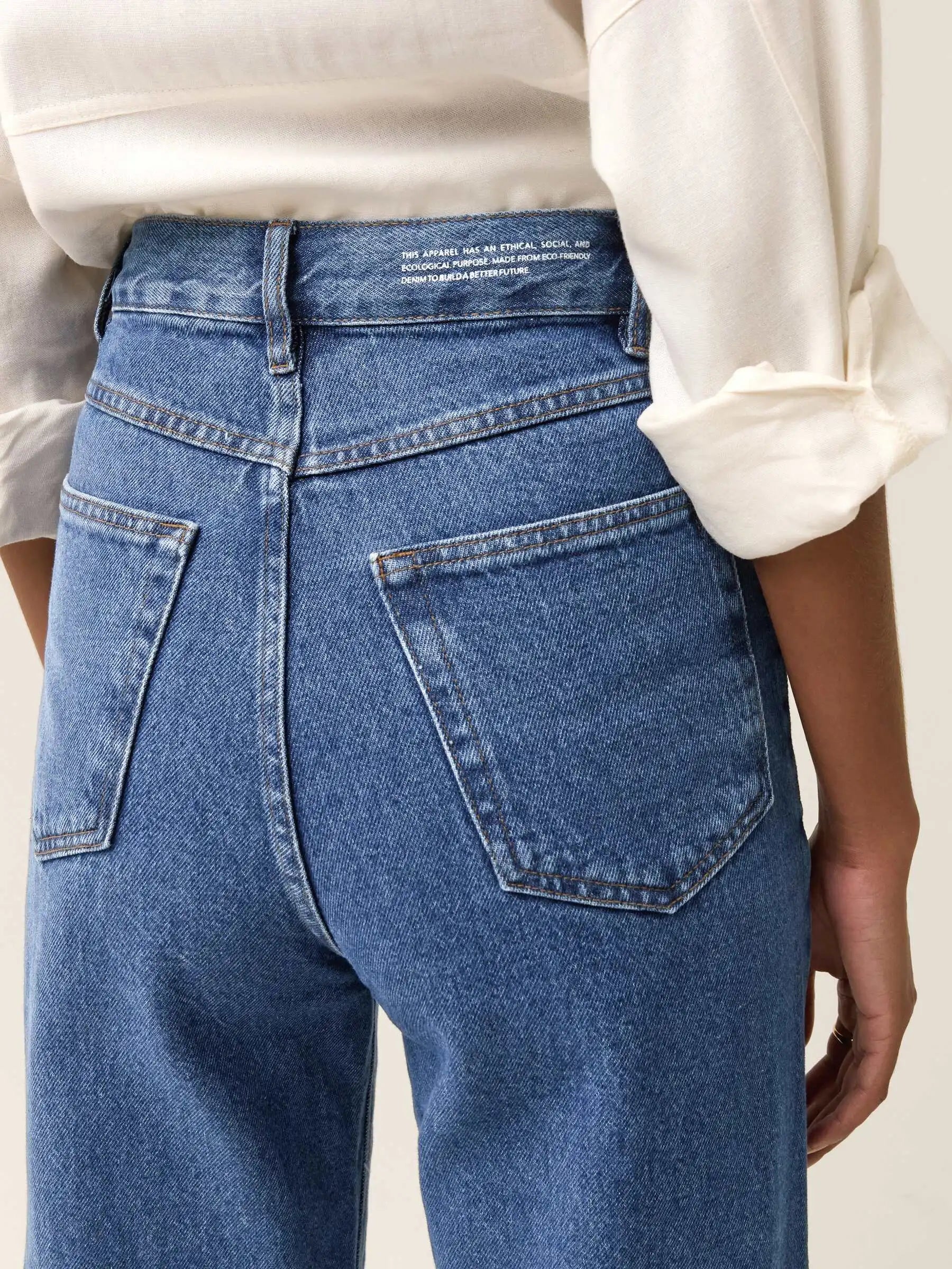 Calça Jeans Reta Araçá Azul Médio Eco Denim™. Compre online moda sustentável e atemporal na Minimadeia. Roupas femininas estilosas, básicas e sustentáveis. Foto produto 18