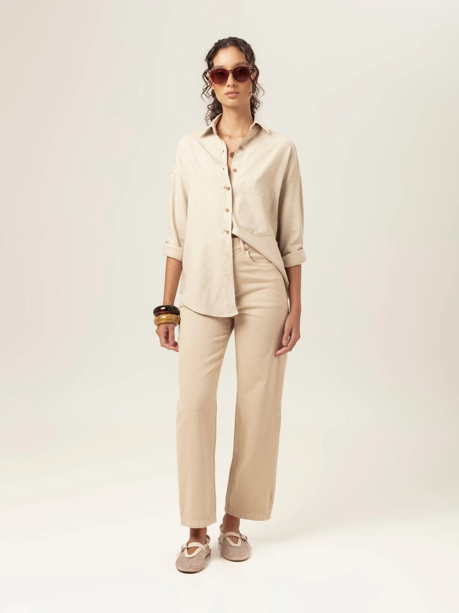 Calça Jeans Reta Araçá Bege Claro Eco Denim™. Compre online moda sustentável e atemporal na Minimadeia, marca slow fashion de roupas femininas. Foto produto MAR26 03