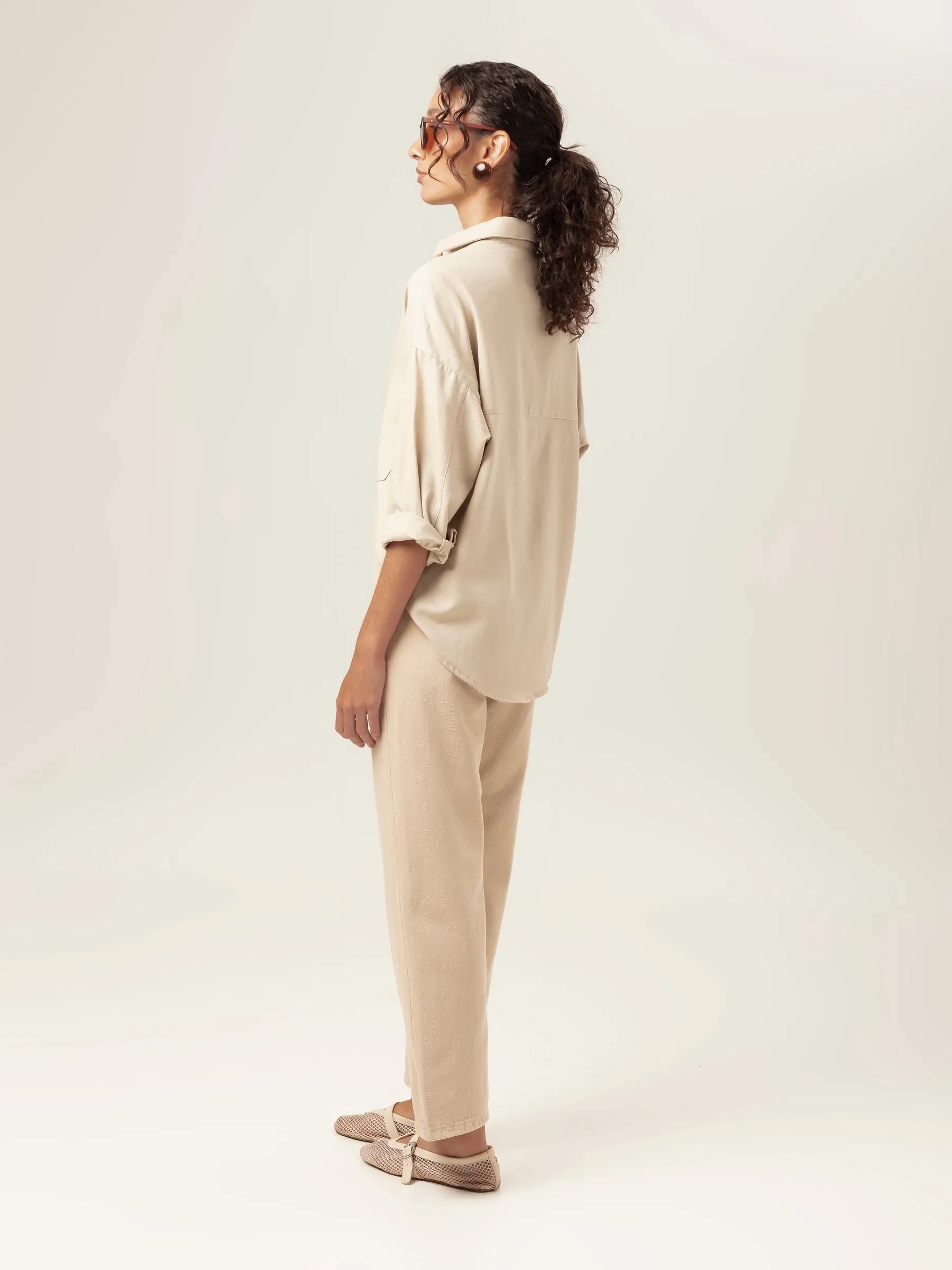 Calça Jeans Reta Araçá Bege Claro Eco Denim™. Compre online moda sustentável e atemporal na Minimadeia, marca slow fashion de roupas femininas. Foto produto MAR26 05