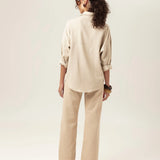 Calça Jeans Reta Araçá Bege Claro Eco Denim™. Compre online moda sustentável e atemporal na Minimadeia, marca slow fashion de roupas femininas. Foto produto MAR26 06