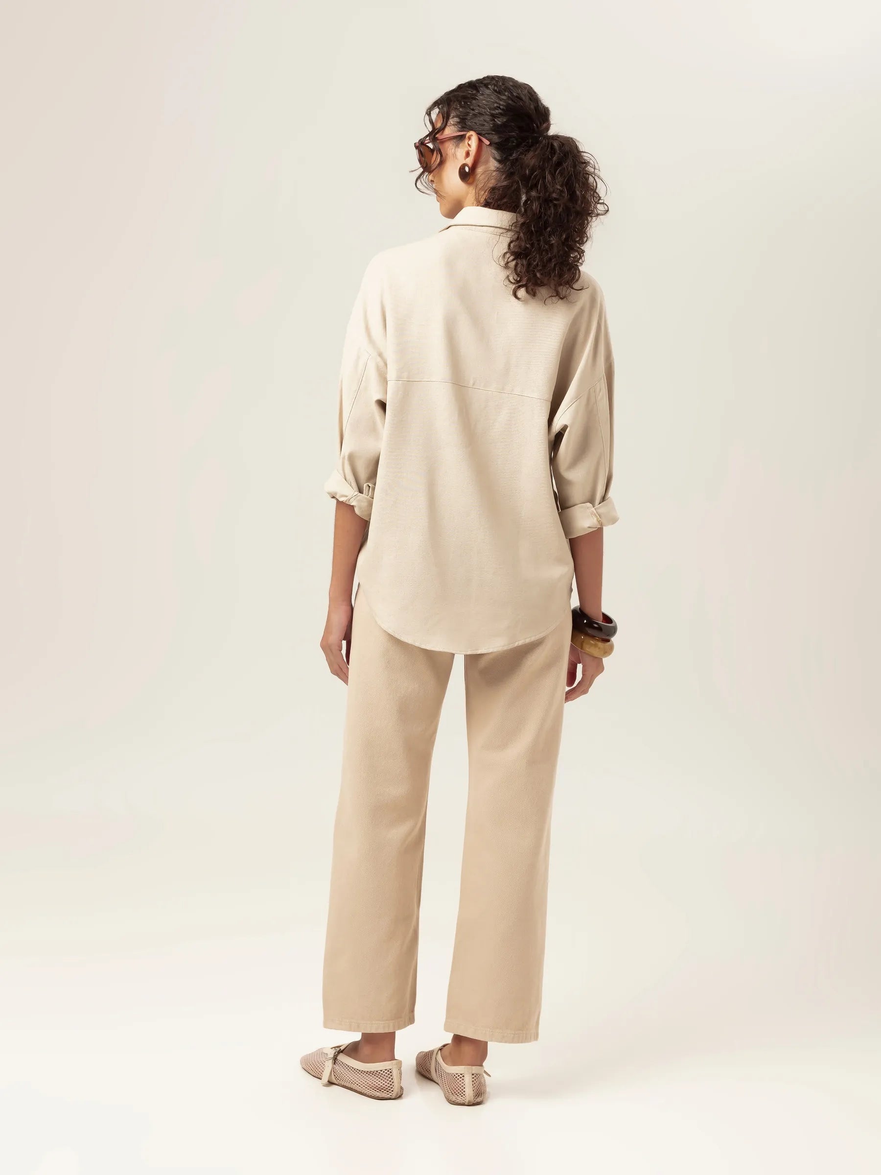 Calça Jeans Reta Araçá Bege Claro Eco Denim™. Compre online moda sustentável e atemporal na Minimadeia, marca slow fashion de roupas femininas. Foto produto MAR26 06