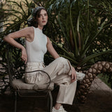 Calça Jeans Reta Araçá Bege Eco Denim™. Compre online moda sustentável e atemporal na Minimadeia. Roupas femininas estilosas, básicas e sustentáveis. Foto produto SET26 02