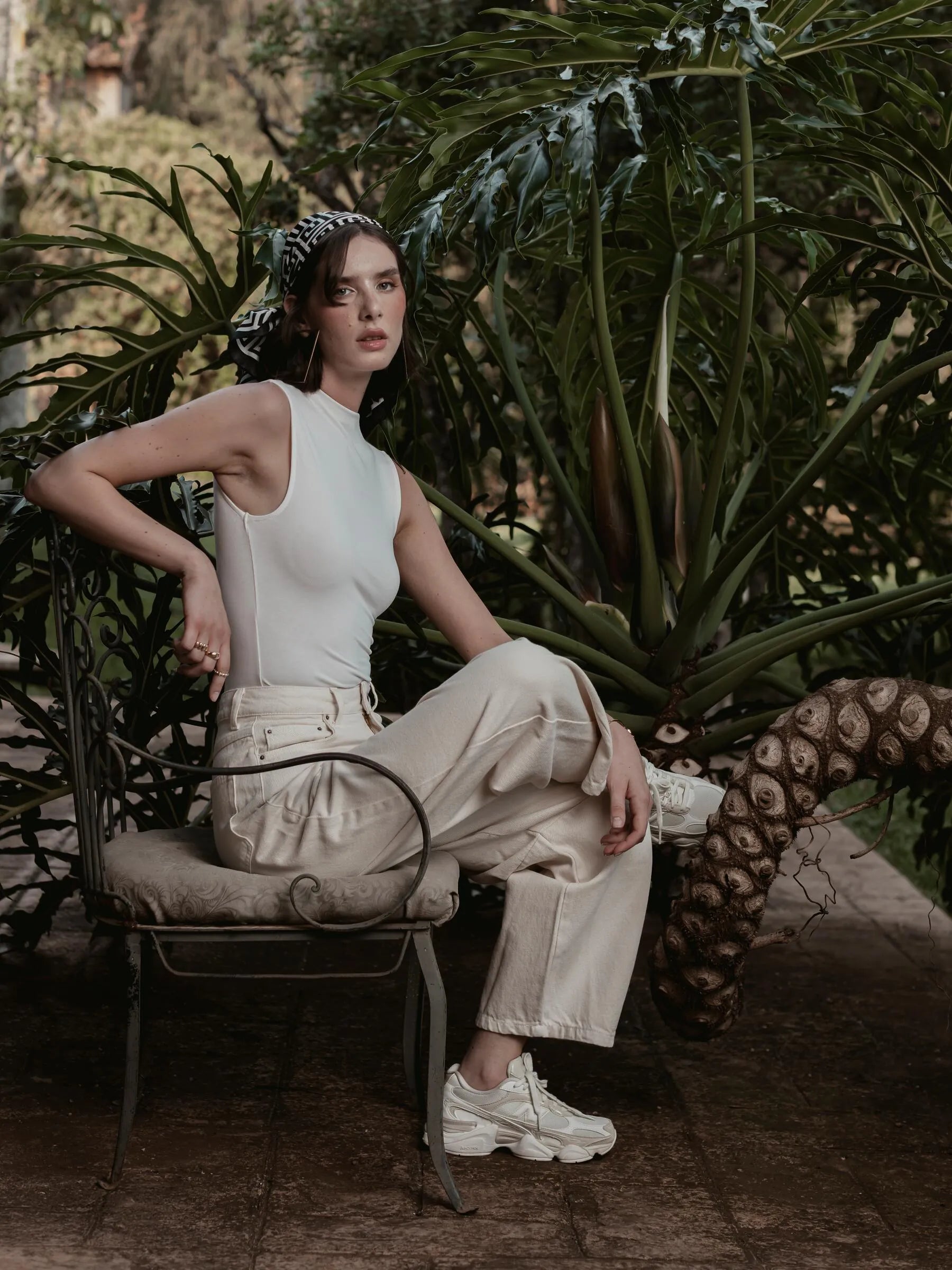 Calça Jeans Reta Araçá Bege Eco Denim™. Compre online moda sustentável e atemporal na Minimadeia. Roupas femininas estilosas, básicas e sustentáveis. Foto produto SET26 02