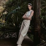 Calça Jeans Reta Araçá Bege Eco Denim™. Compre online moda sustentável e atemporal na Minimadeia. Roupas femininas estilosas, básicas e sustentáveis. Foto produto SET26 03