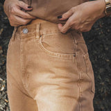 Calça Jeans Reta Araçá Marrom Claro Eco Denim™. Compre online moda sustentável e atemporal na Minimadeia, marca slow fashion de roupas femininas sustentáveis. Foto produto MAI25 08