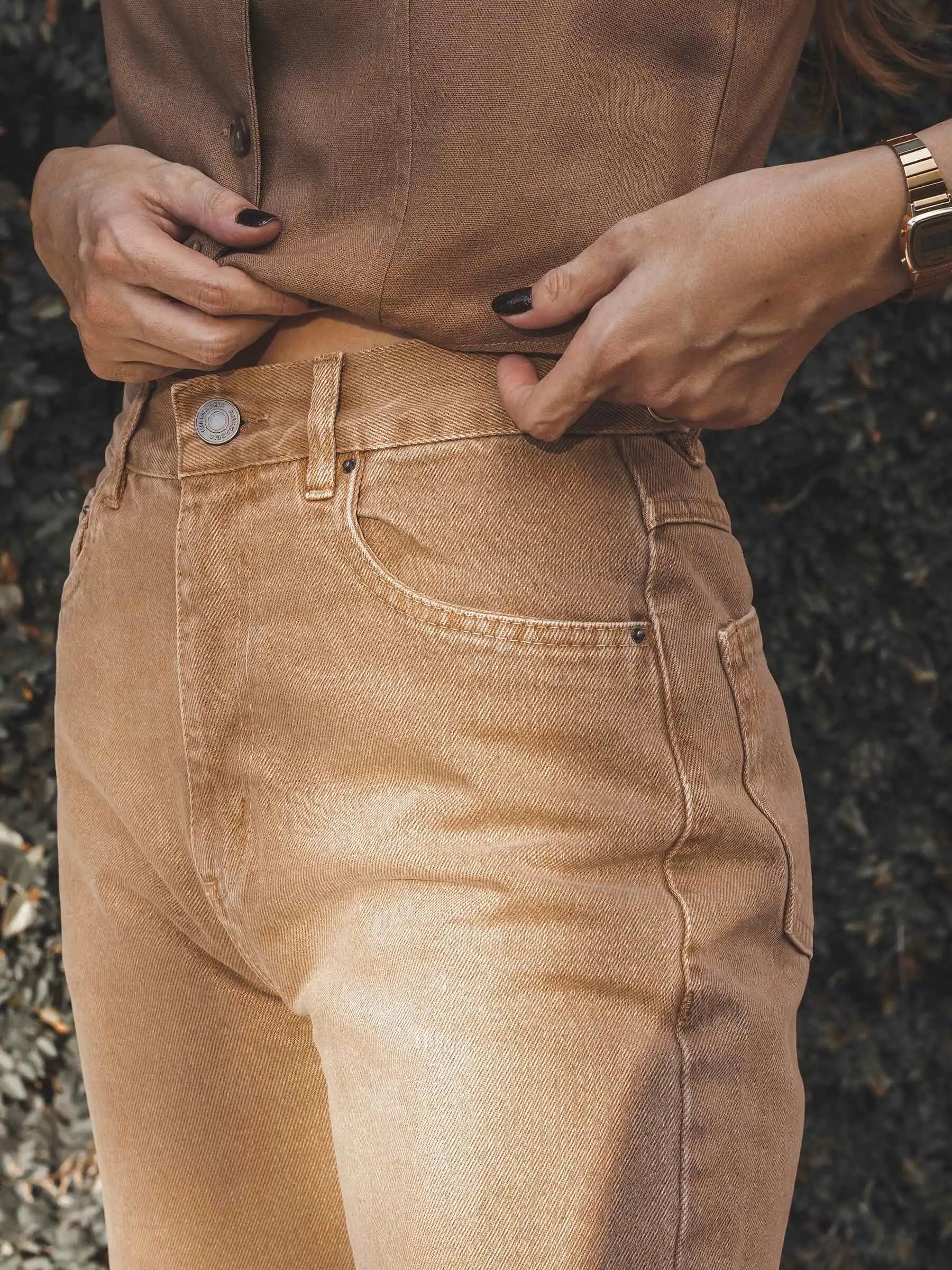 Calça Jeans Reta Araçá Marrom Claro Eco Denim™. Compre online moda sustentável e atemporal na Minimadeia, marca slow fashion de roupas femininas sustentáveis. Foto produto MAI25 08