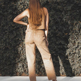 Calça Jeans Reta Araçá Marrom Claro Eco Denim™. Compre online moda sustentável e atemporal na Minimadeia, marca slow fashion de roupas femininas sustentáveis. Foto produto MAI25 14
