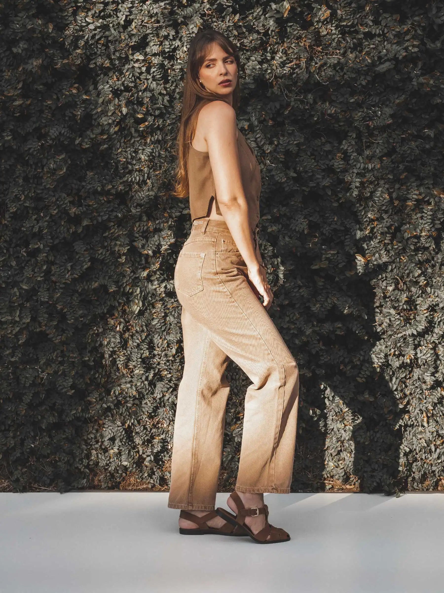 Calça Jeans Reta Araçá Marrom Claro Eco Denim™. Compre online moda sustentável e atemporal na Minimadeia, marca slow fashion de roupas femininas sustentáveis. Foto produto MAI25 15