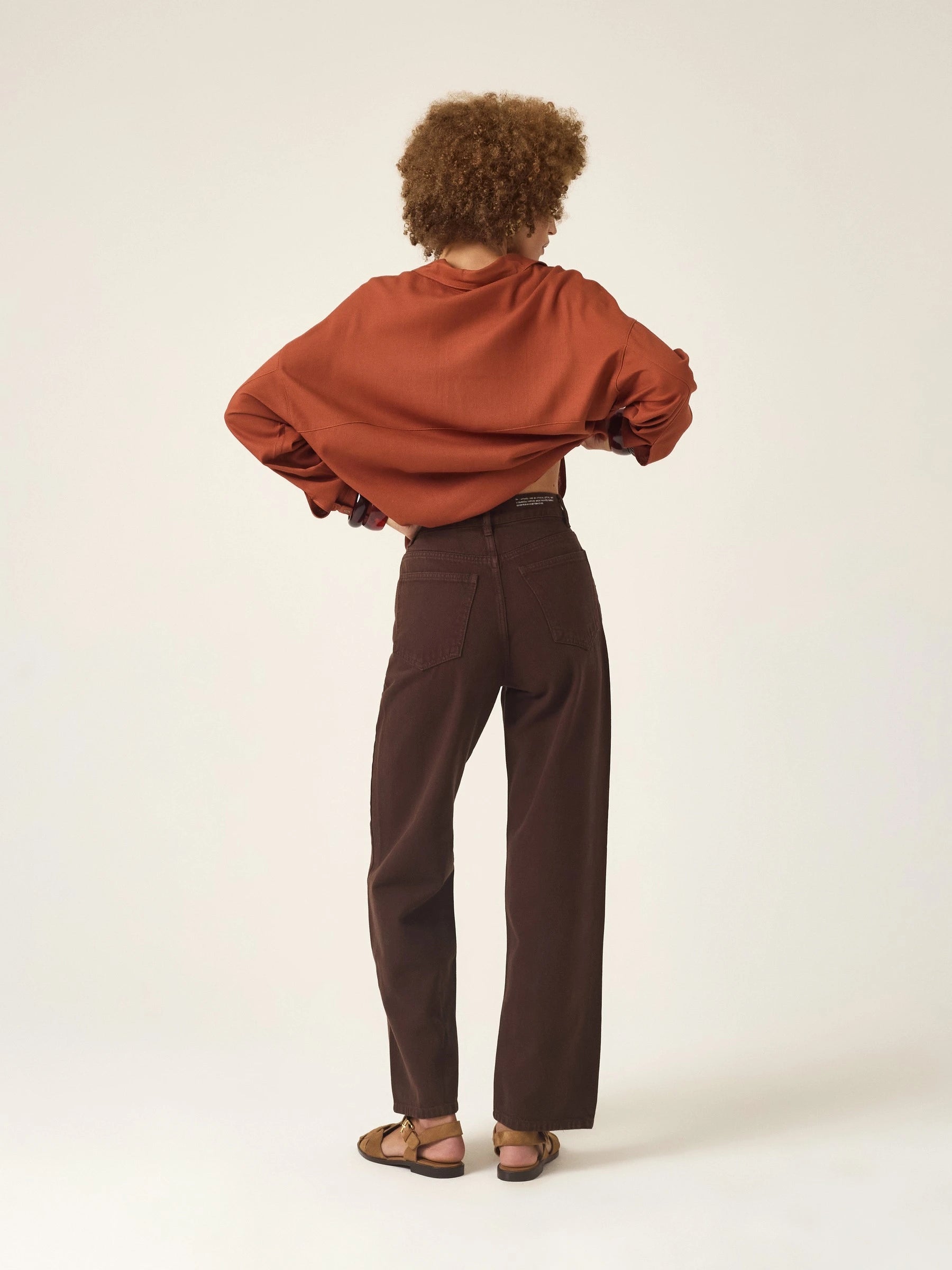 Calça Jeans Reta Araçá Marrom Escuro Eco Denim™. Compre online moda sustentável e atemporal na Minimadeia. Roupas femininas estilosas, básicas e sustentáveis. Foto produto ABR25 06