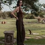 Calça Jeans Reta Araçá Marrom Escuro Eco Denim™. Compre online moda sustentável e atemporal na Minimadeia. Roupas femininas estilosas, básicas e sustentáveis. Foto produto SET26 02