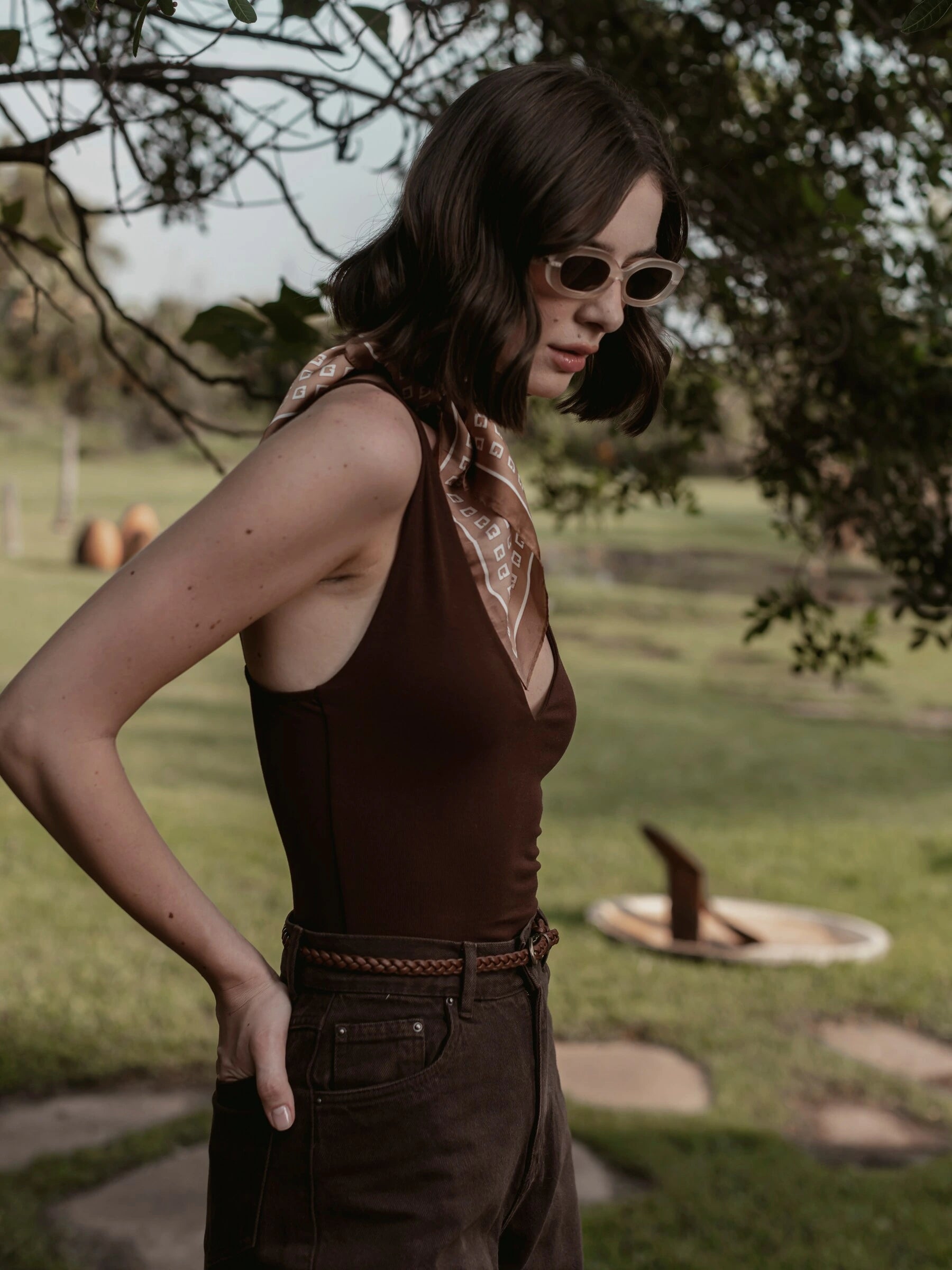 Calça Jeans Reta Araçá Marrom Escuro Eco Denim™. Compre online moda sustentável e atemporal na Minimadeia. Roupas femininas estilosas, básicas e sustentáveis. Foto produto SET26 03