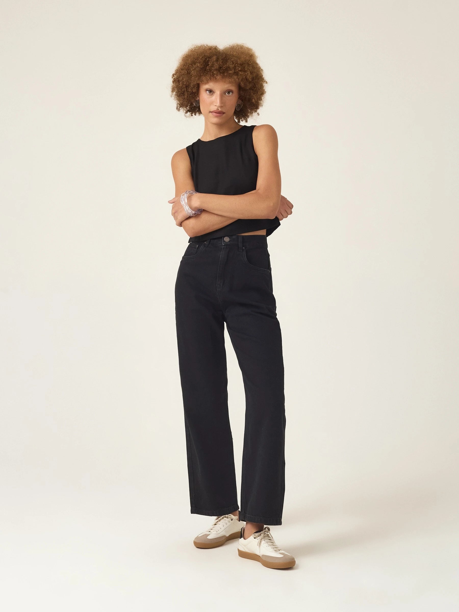 Calça Jeans Reta Araçá Preta Eco Denim™. Compre online moda sustentável e atemporal na Minimadeia. Roupas femininas estilosas, básicas e sustentáveis. Foto produto ABR25 02