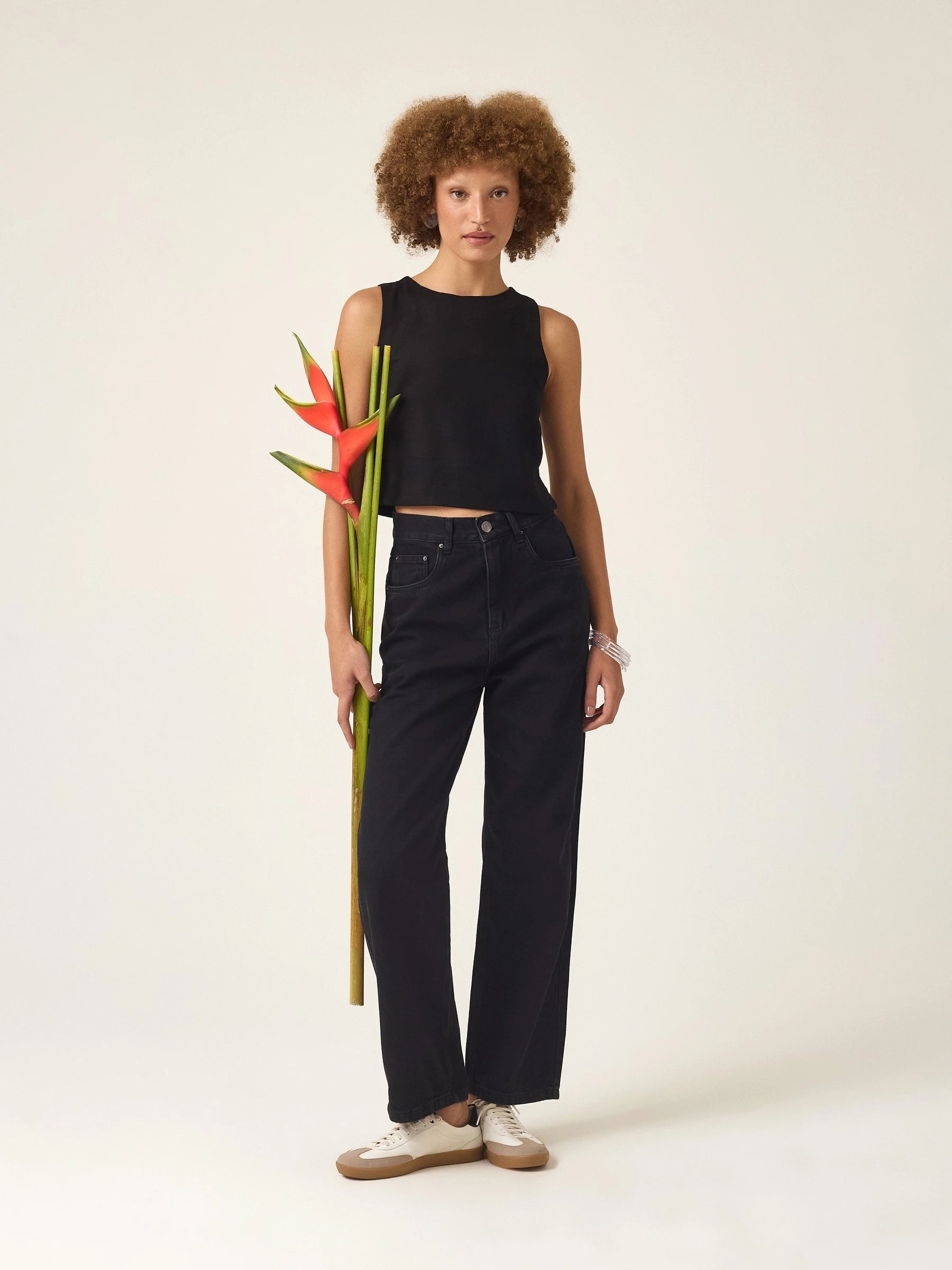 Calça Jeans Reta Araçá Preta Eco Denim™. Compre online moda sustentável e atemporal na Minimadeia. Roupas femininas estilosas, básicas e sustentáveis. Foto produto ABR25 09