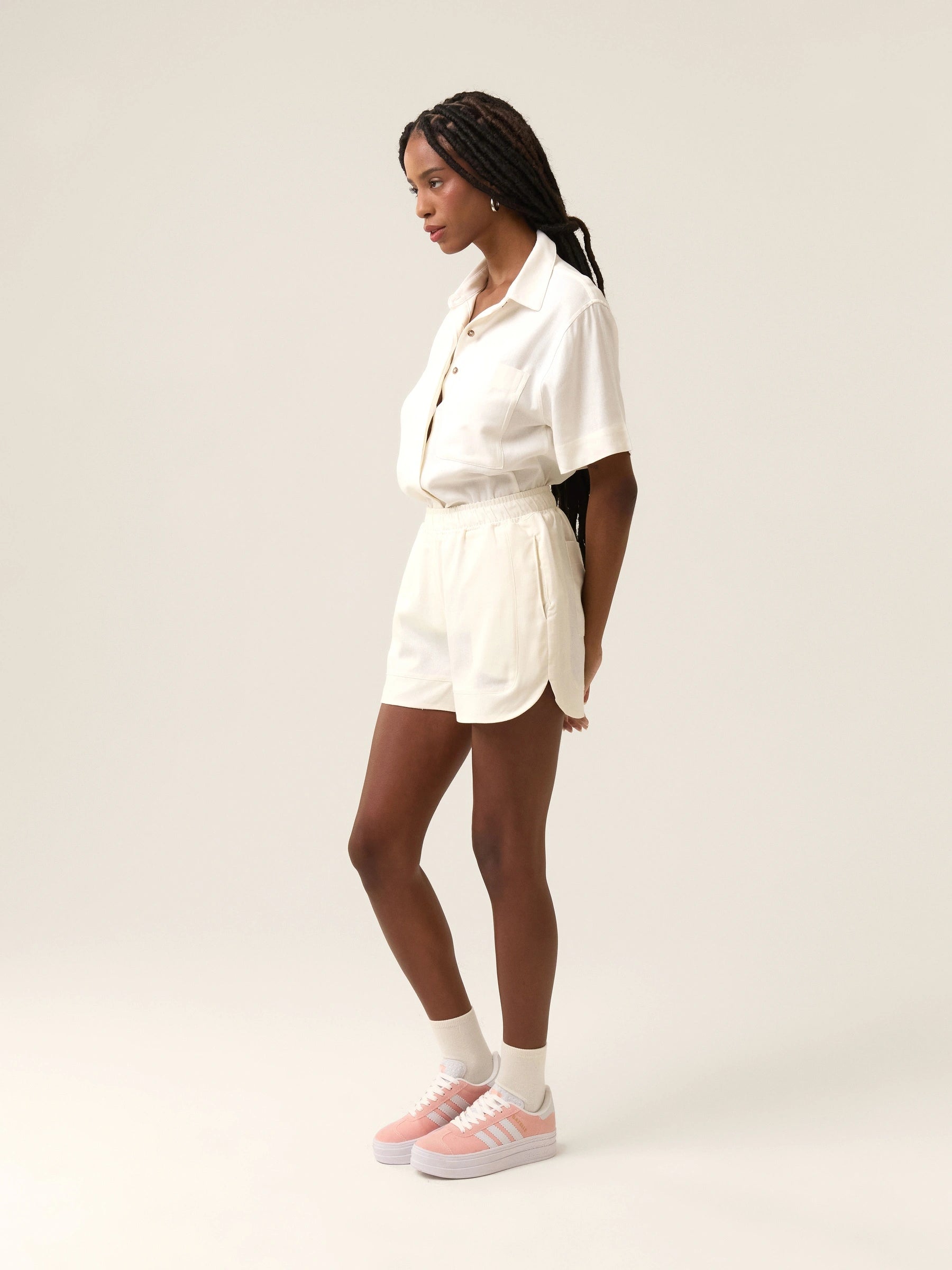 Shorts Alfaiataria Boxer de Linho e Viscose FSC™ Jambo Branco Off White. Compre online moda sustentável e atemporal na Minimadeia. Roupas femininas estilosas, básicas e sustentáveis. Foto produto 02