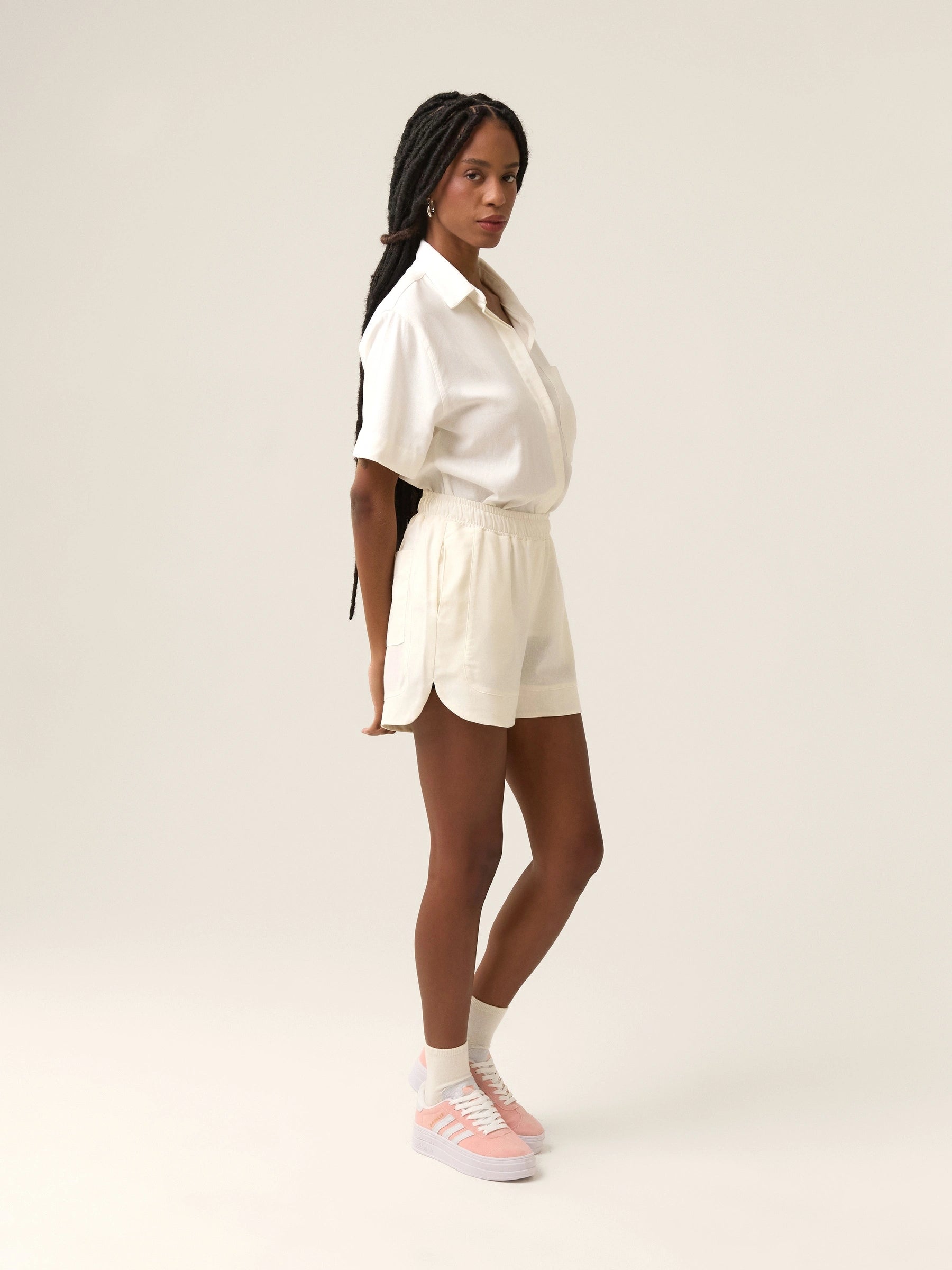 Shorts Alfaiataria Boxer de Linho e Viscose FSC™ Jambo Branco Off White. Compre online moda sustentável e atemporal na Minimadeia. Roupas femininas estilosas, básicas e sustentáveis. Foto produto 03