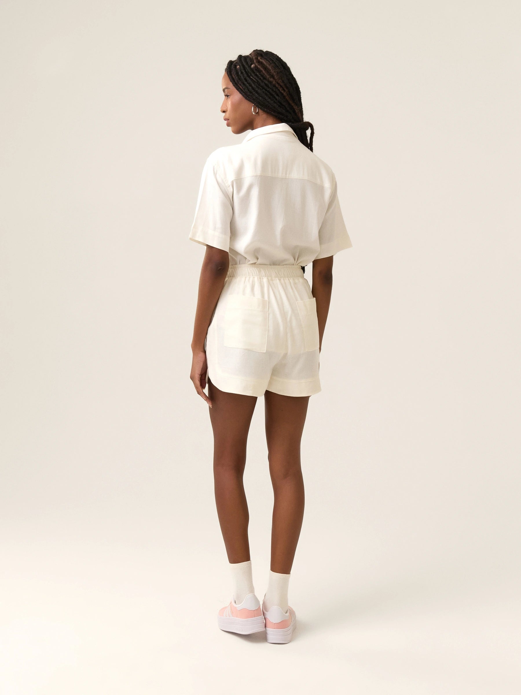 Shorts Alfaiataria Boxer de Linho e Viscose FSC™ Jambo Branco Off White. Compre online moda sustentável e atemporal na Minimadeia. Roupas femininas estilosas, básicas e sustentáveis. Foto produto 06