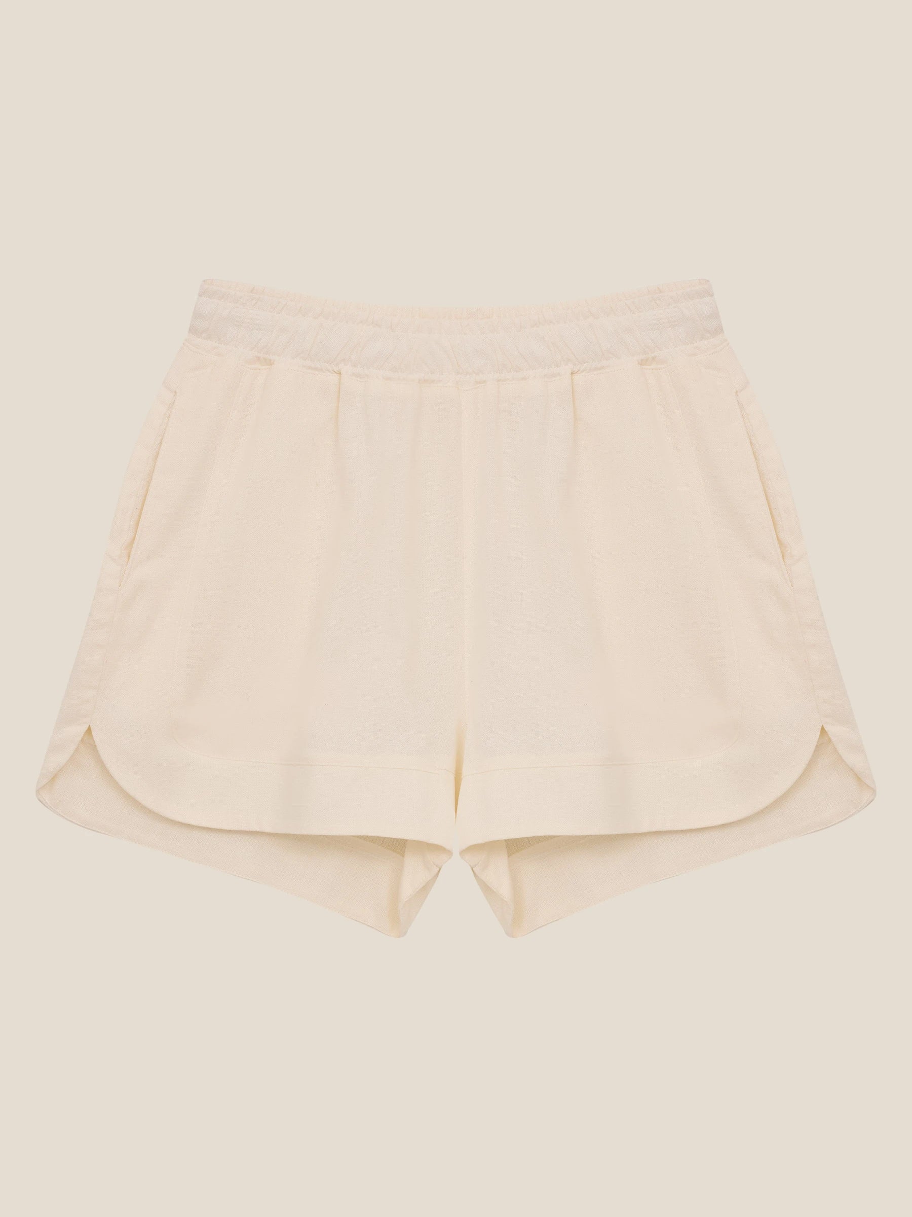 Shorts Alfaiataria Boxer de Linho e Viscose FSC™ Jambo Branco Off White. Compre online moda sustentável e atemporal na Minimadeia. Roupas femininas estilosas, básicas e sustentáveis. Foto produto still 01