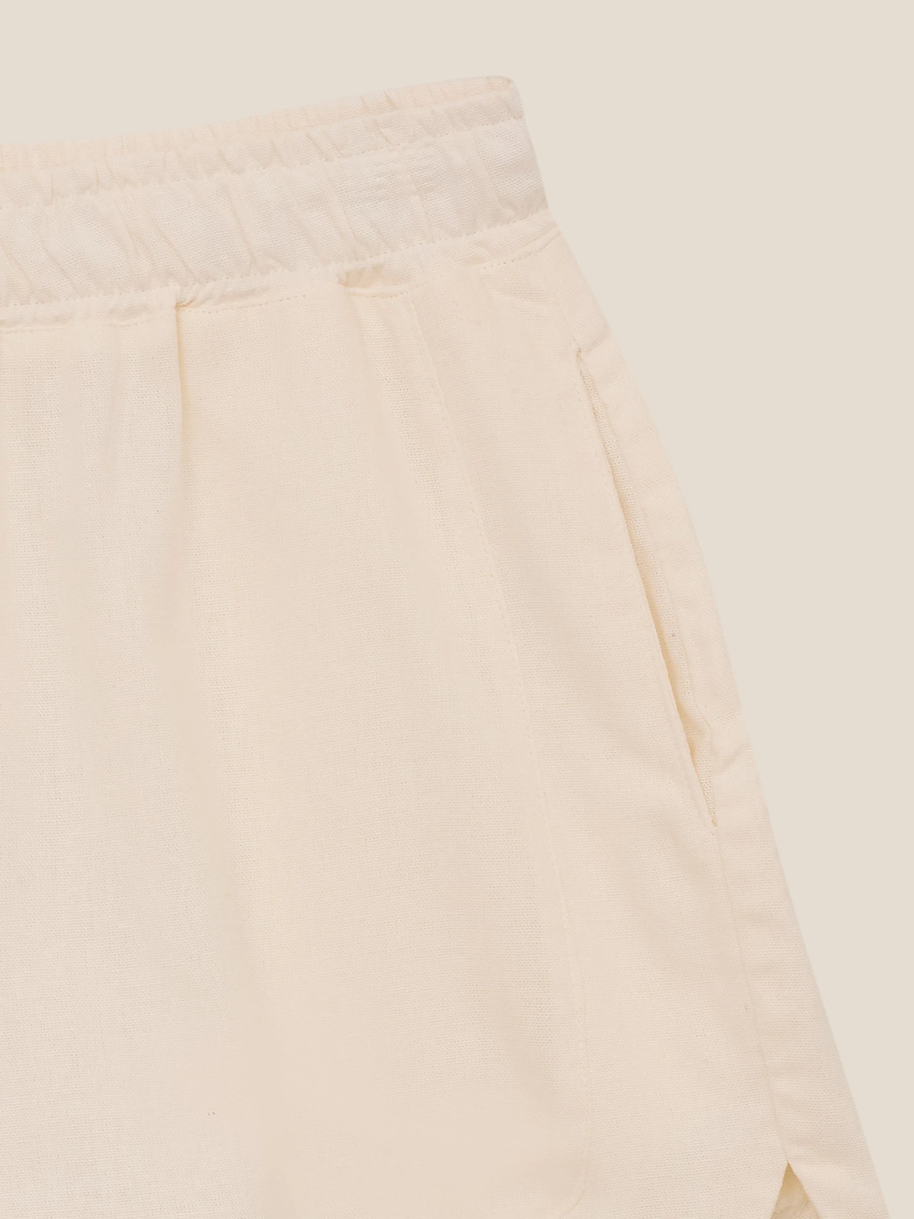 Shorts Alfaiataria Boxer de Linho e Viscose FSC™ Jambo Branco Off White. Compre online moda sustentável e atemporal na Minimadeia. Roupas femininas estilosas, básicas e sustentáveis. Foto produto still 02