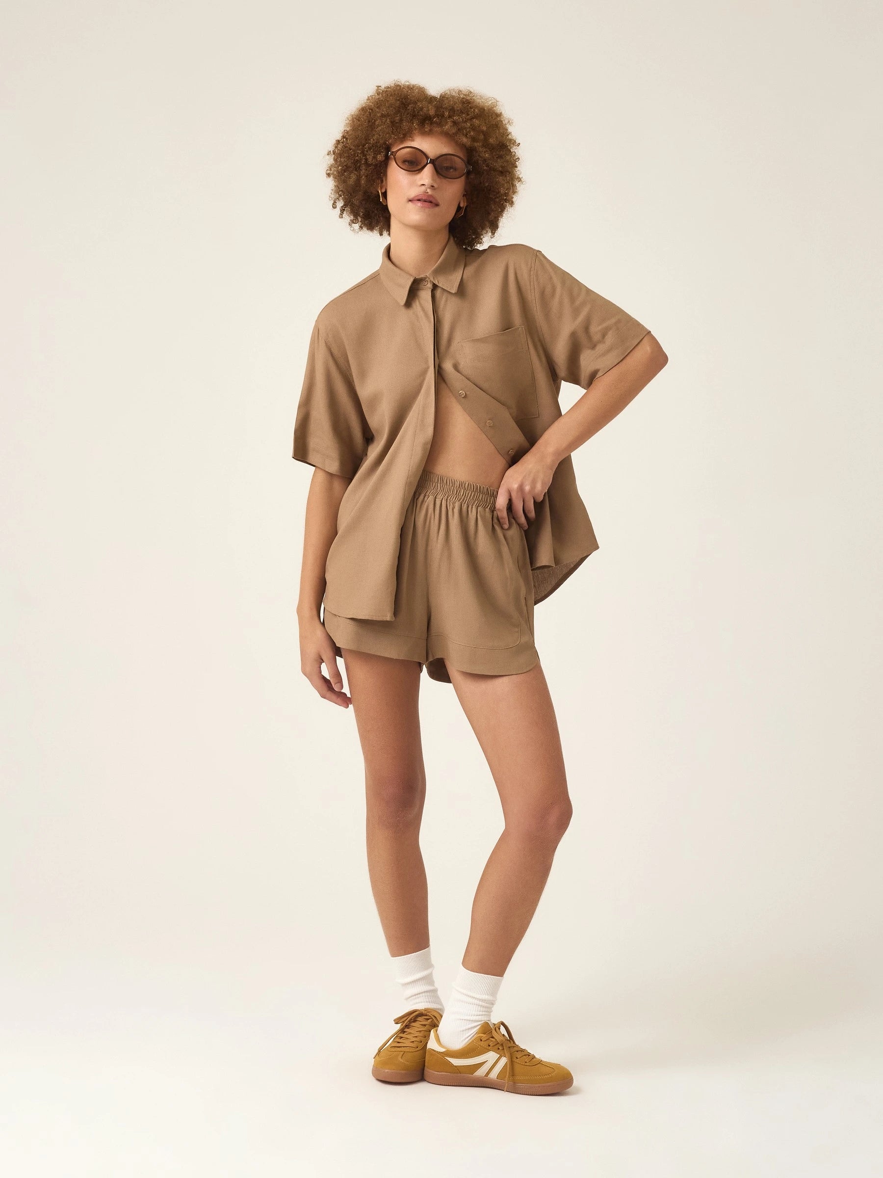 Shorts Boxer Jambo de Linho e Viscose FSC™ Marrom Claro. Compre online moda sustentável e atemporal na Minimadeia, marca slow fashion de roupas femininas. Foto produto ABR25 02