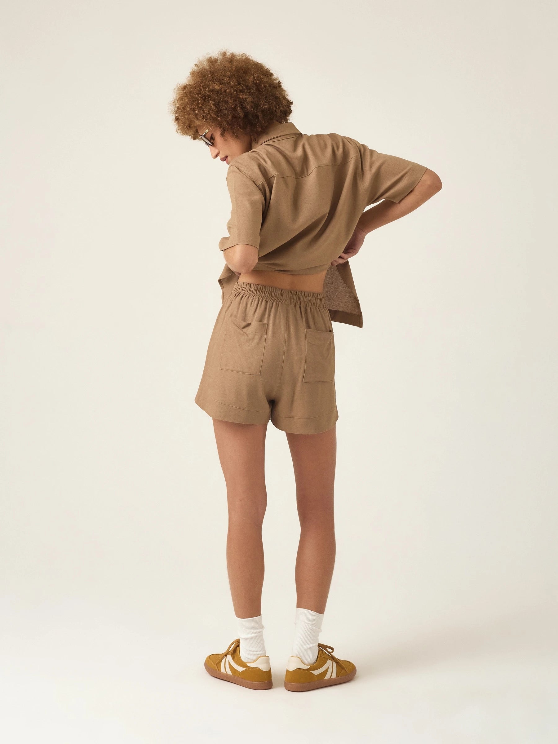 Shorts Boxer Jambo de Linho e Viscose FSC™ Marrom Claro. Compre online moda sustentável e atemporal na Minimadeia, marca slow fashion de roupas femininas. Foto produto ABR25 07